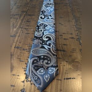 Van Heusen paisley tie